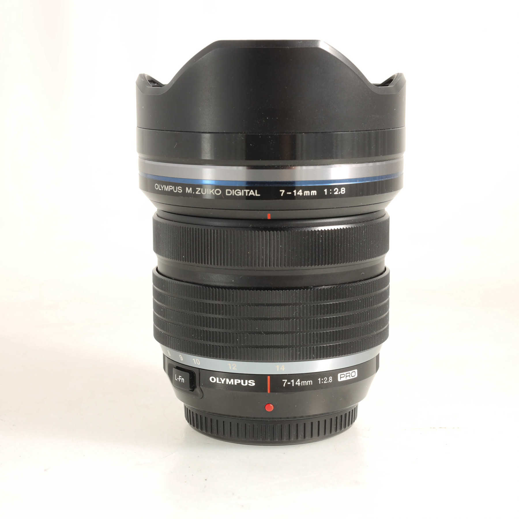 Olympus OM-D E-M1 Mark II с объективом 7-14mm f/2.8 M.Zuiko и вертикальной рукояткой Olympus OM-D E-M1 Mark II с объективом 7-14mm f/2.8 M.Zuiko и вертикальной рукояткой