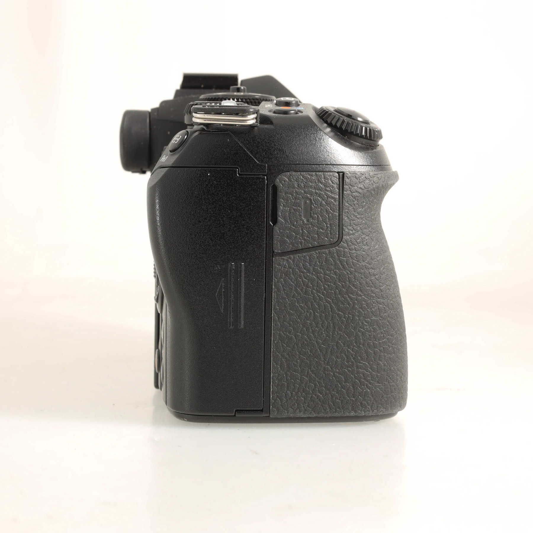 Olympus OM-D E-M1 Mark II с объективом 7-14mm f/2.8 M.Zuiko и вертикальной рукояткой Olympus OM-D E-M1 Mark II с объективом 7-14mm f/2.8 M.Zuiko и вертикальной рукояткой