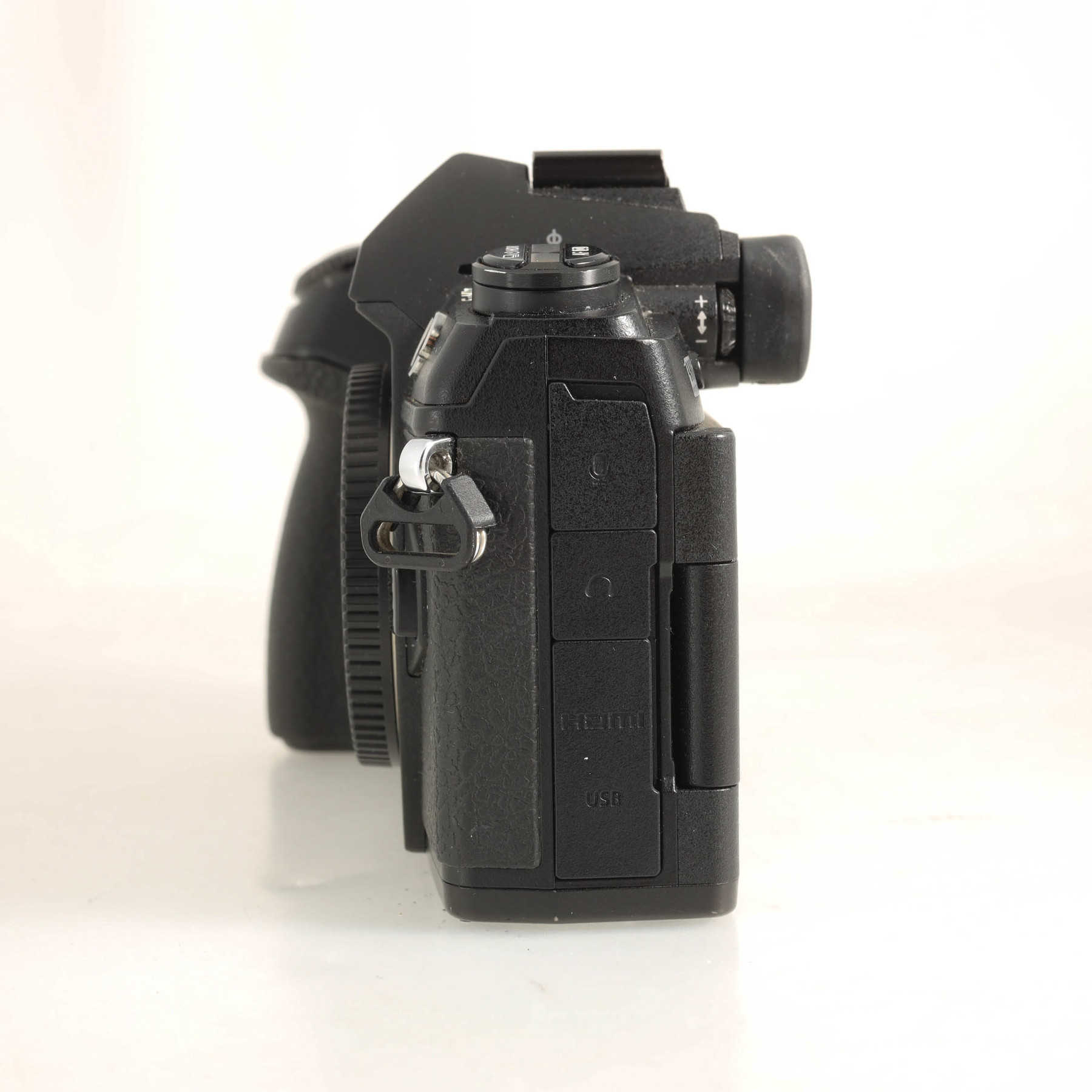 Olympus OM-D E-M1 Mark II с объективом 7-14mm f/2.8 M.Zuiko и вертикальной рукояткой Olympus OM-D E-M1 Mark II с объективом 7-14mm f/2.8 M.Zuiko и вертикальной рукояткой