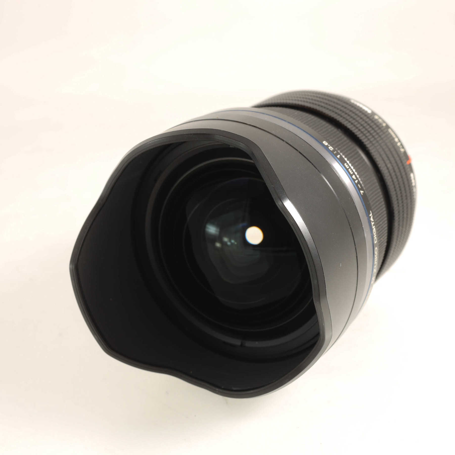 Olympus OM-D E-M1 Mark II с объективом 7-14mm f/2.8 M.Zuiko и вертикальной рукояткой Olympus OM-D E-M1 Mark II с объективом 7-14mm f/2.8 M.Zuiko и вертикальной рукояткой