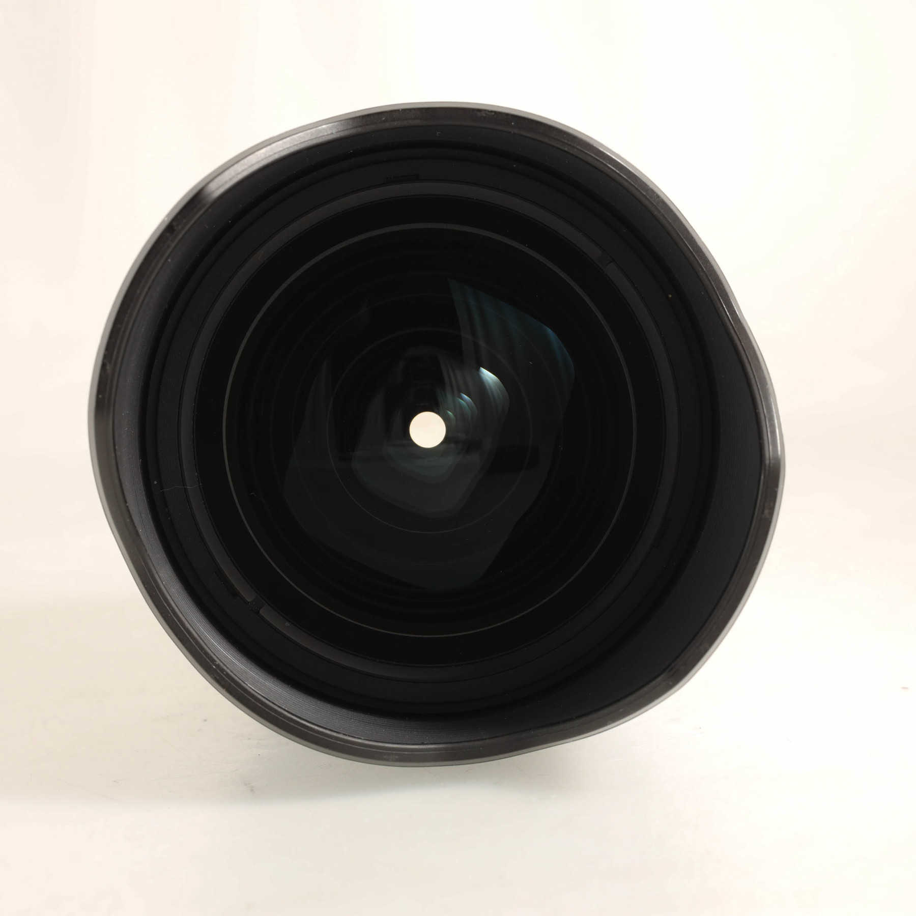 Olympus OM-D E-M1 Mark II с объективом 7-14mm f/2.8 M.Zuiko и вертикальной рукояткой Olympus OM-D E-M1 Mark II с объективом 7-14mm f/2.8 M.Zuiko и вертикальной рукояткой