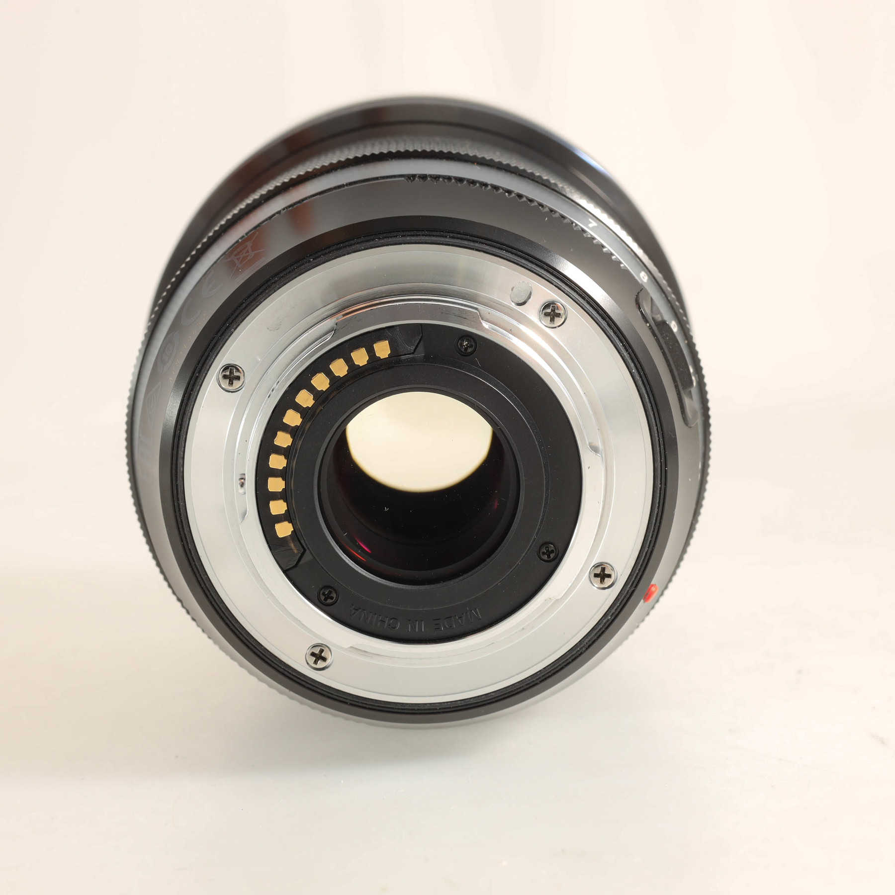 Olympus OM-D E-M1 Mark II с объективом 7-14mm f/2.8 M.Zuiko и вертикальной рукояткой Olympus OM-D E-M1 Mark II с объективом 7-14mm f/2.8 M.Zuiko и вертикальной рукояткой