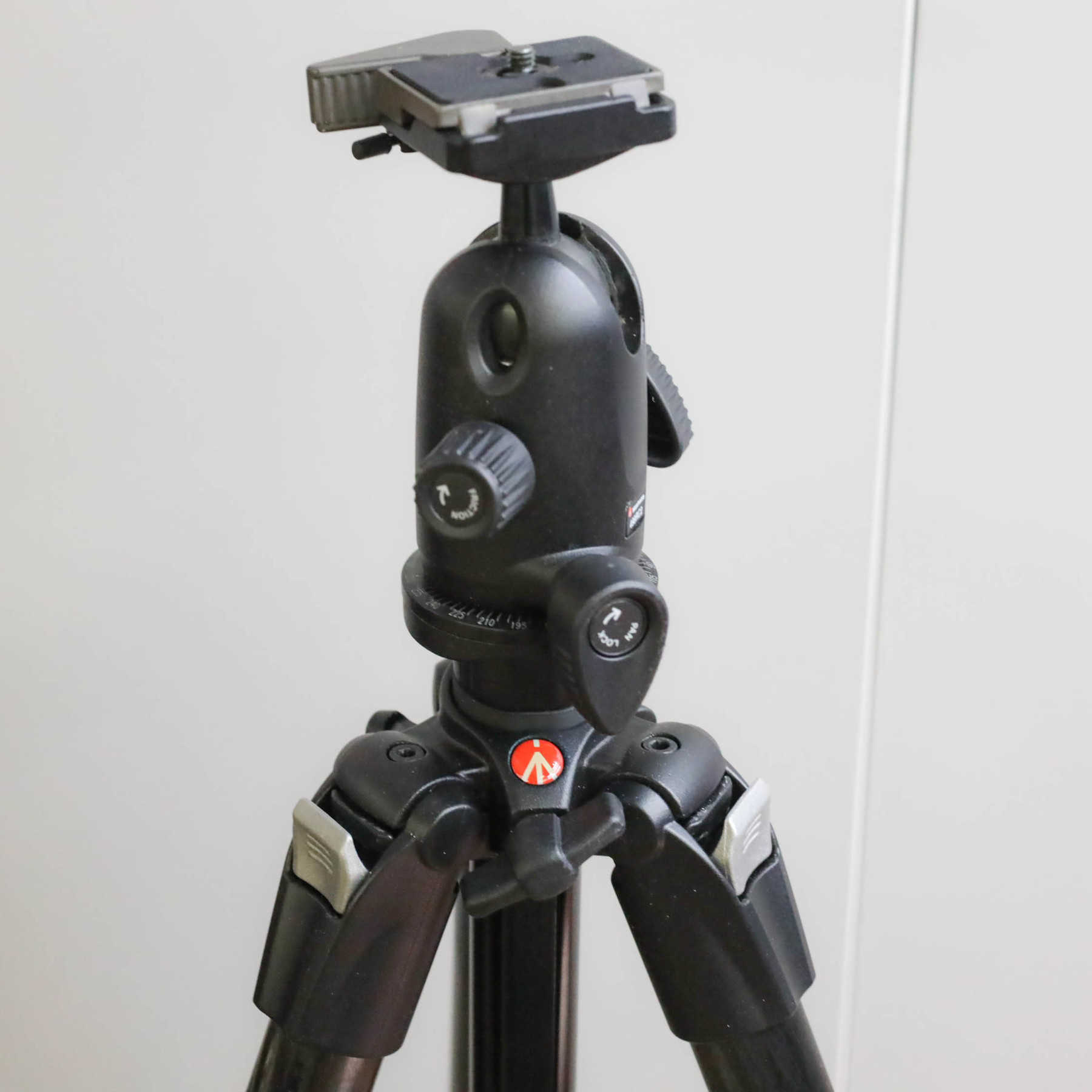 Manfrotto 055CXPRO3 штатив с головой 498RC2 Manfrotto 055CXPRO3 штатив с головой 498RC2