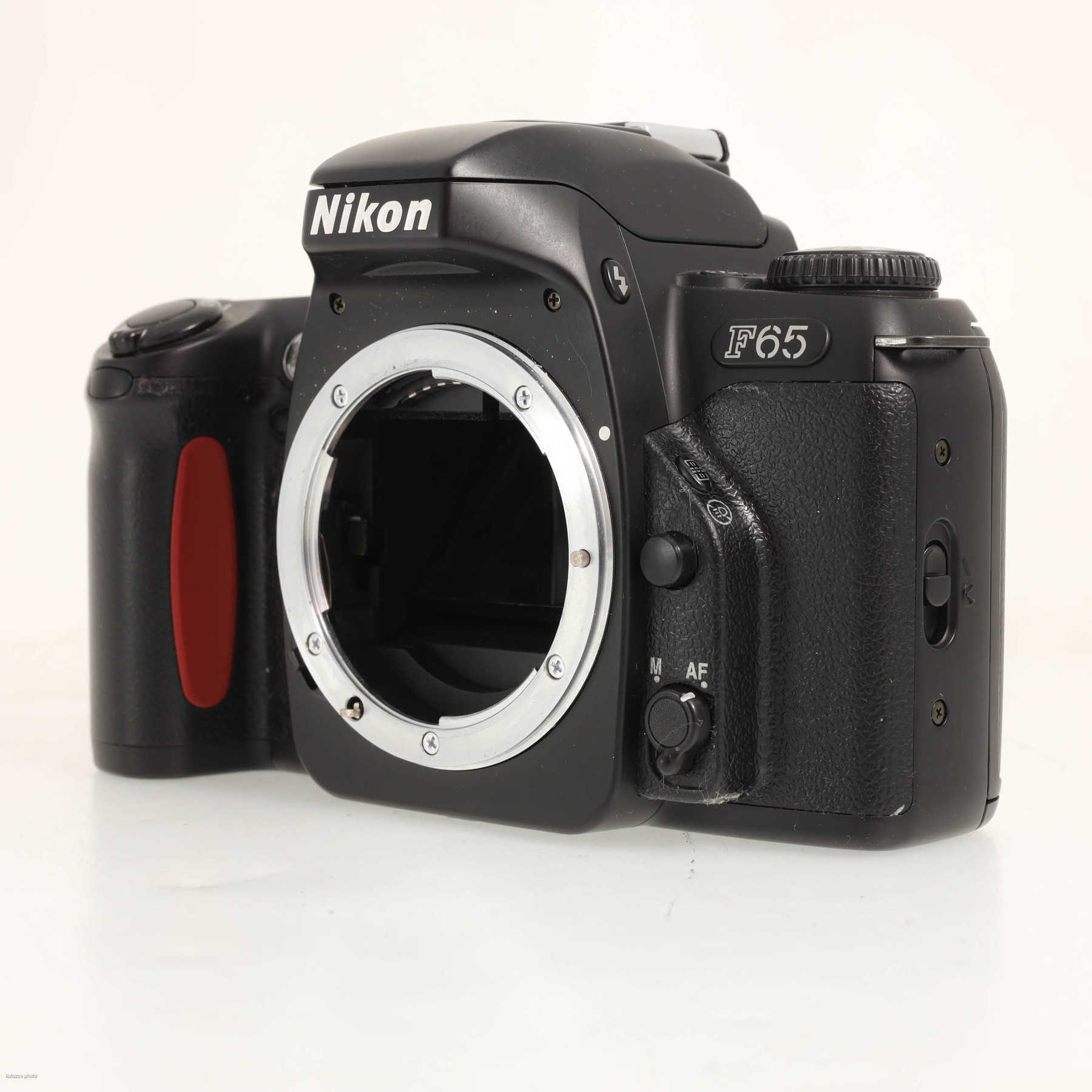 Nikon F65 с объективом AF 28-80mm f/3.3-5.6 G Nikon F65 с объективом AF 28-80mm f/3.3-5.6 G