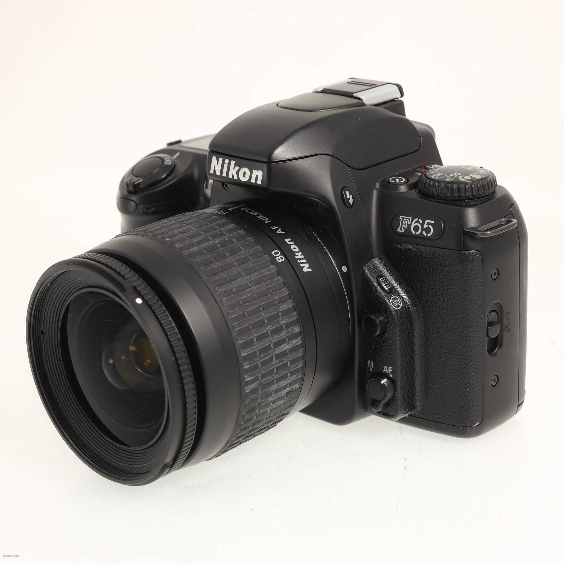 Nikon F65 с объективом AF 28-80mm f/3.3-5.6 G Nikon F65 с объективом AF 28-80mm f/3.3-5.6 G
