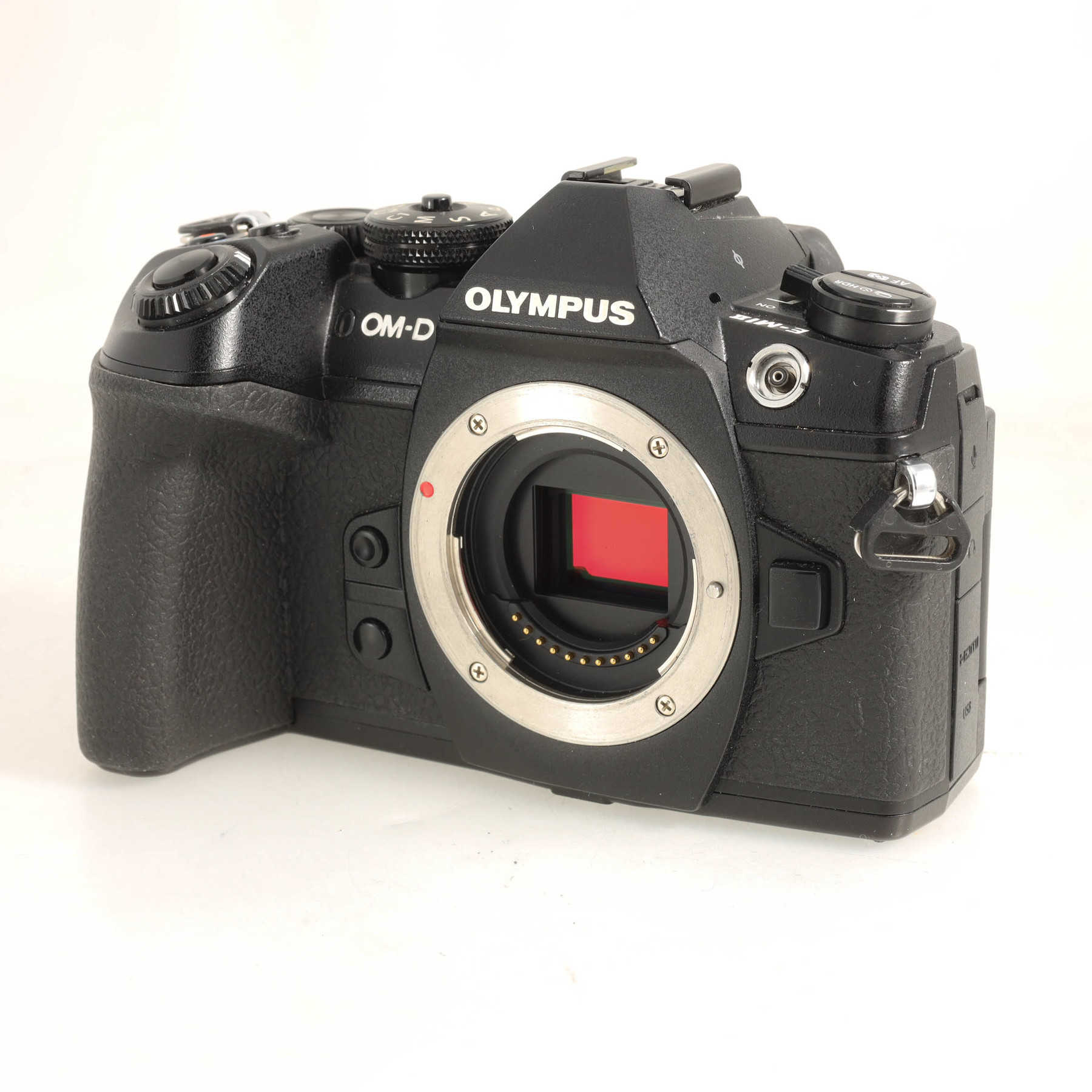 Olympus OM-D E-M1 Mark II с объективом 7-14mm f/2.8 M.Zuiko и вертикальной рукояткой Olympus OM-D E-M1 Mark II с объективом 7-14mm f/2.8 M.Zuiko и вертикальной рукояткой