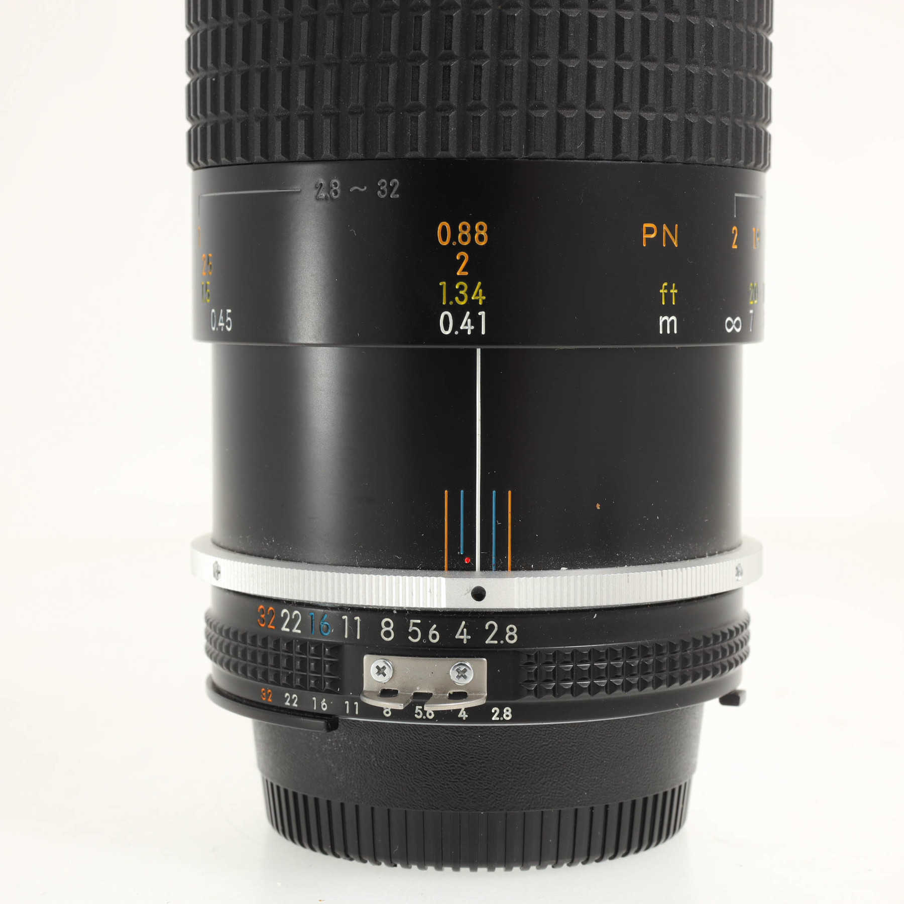 Nikon 105mm f/2.8 Micro-Nikkor AiS Nikon 105mm f/2.8 Micro-Nikkor AiS