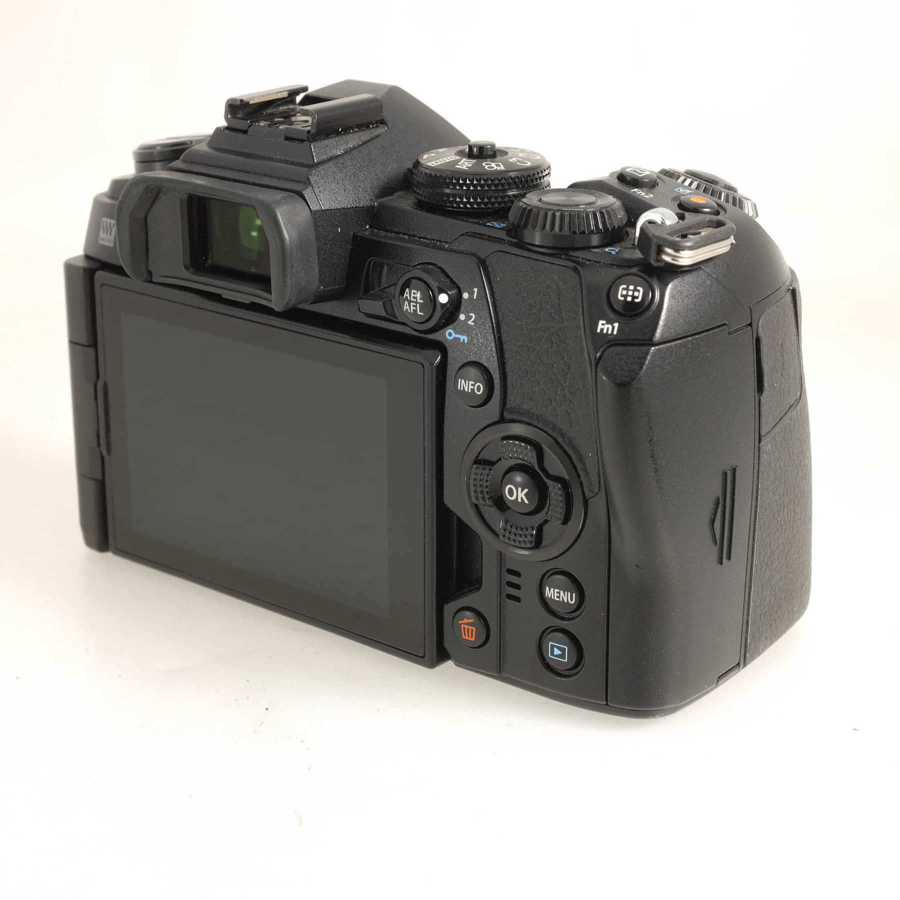 Olympus OM-D E-M1 Mark II с объективом 7-14mm f/2.8 M.Zuiko и вертикальной рукояткой Olympus OM-D E-M1 Mark II с объективом 7-14mm f/2.8 M.Zuiko и вертикальной рукояткой