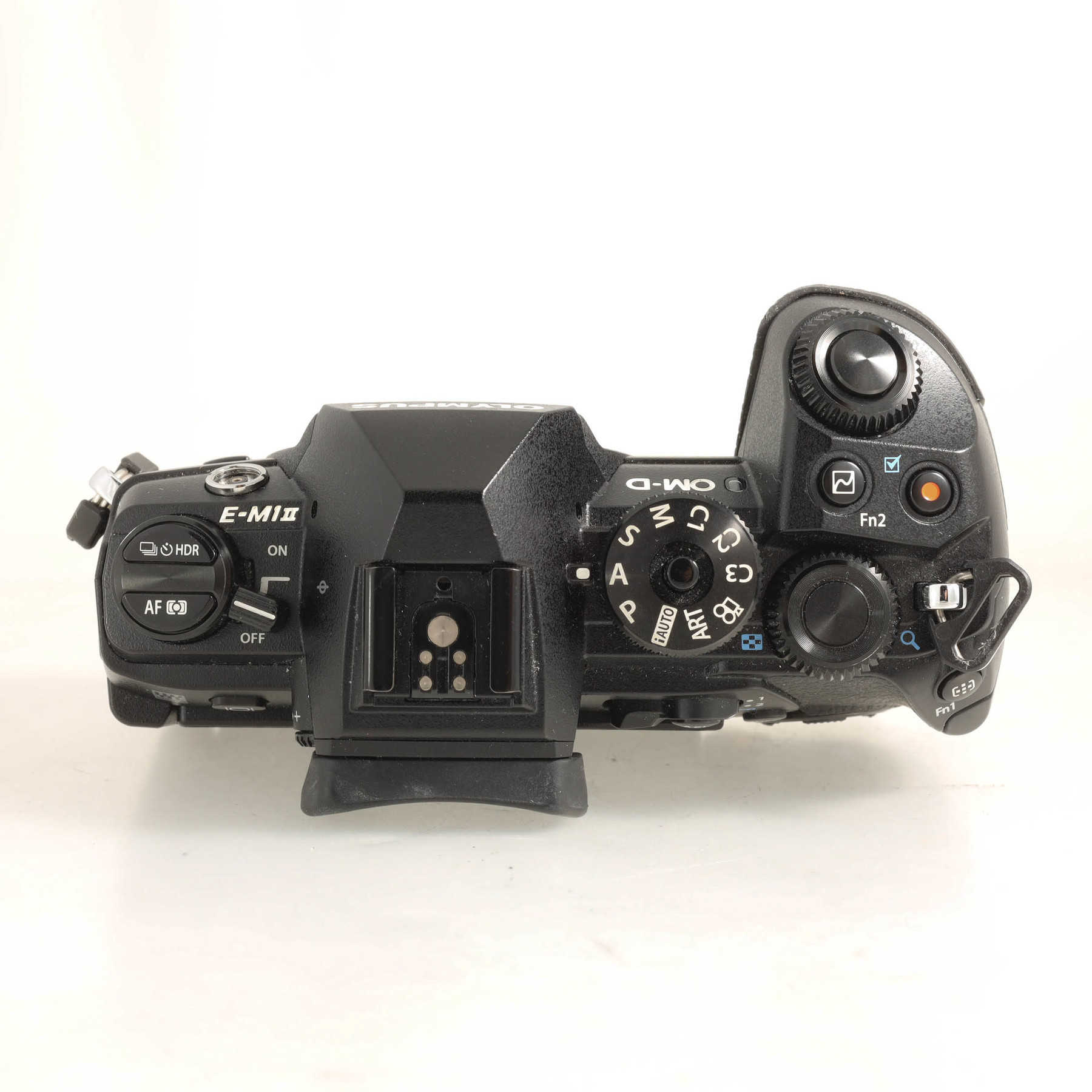 Olympus OM-D E-M1 Mark II с объективом 7-14mm f/2.8 M.Zuiko и вертикальной рукояткой Olympus OM-D E-M1 Mark II с объективом 7-14mm f/2.8 M.Zuiko и вертикальной рукояткой