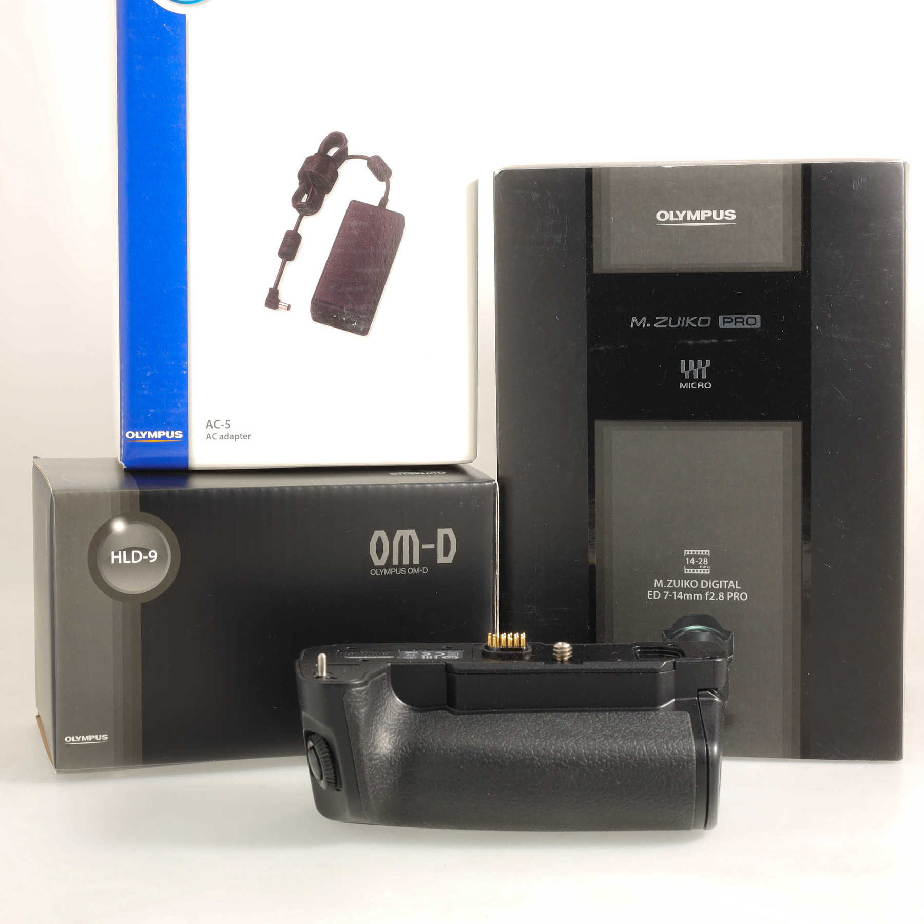 Olympus OM-D E-M1 Mark II с объективом 7-14mm f/2.8 M.Zuiko и вертикальной рукояткой Olympus OM-D E-M1 Mark II с объективом 7-14mm f/2.8 M.Zuiko и вертикальной рукояткой