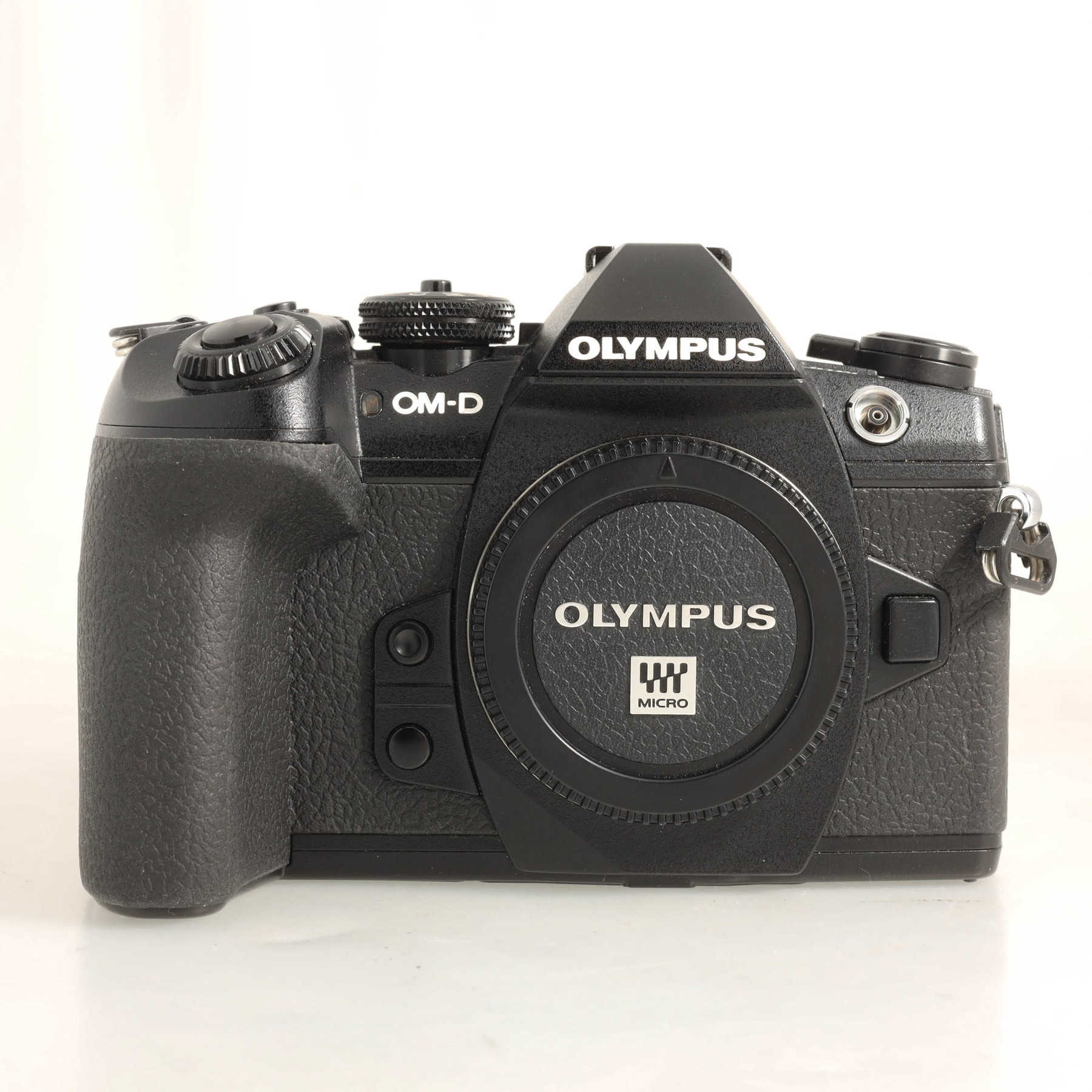 Olympus OM-D E-M1 Mark II с объективом 7-14mm f/2.8 M.Zuiko и вертикальной рукояткой Olympus OM-D E-M1 Mark II с объективом 7-14mm f/2.8 M.Zuiko и вертикальной рукояткой